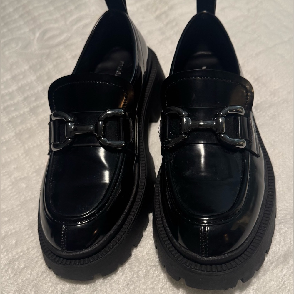Size 8M.  Only worn twice.  Do not fit me well, but in like new condition.
